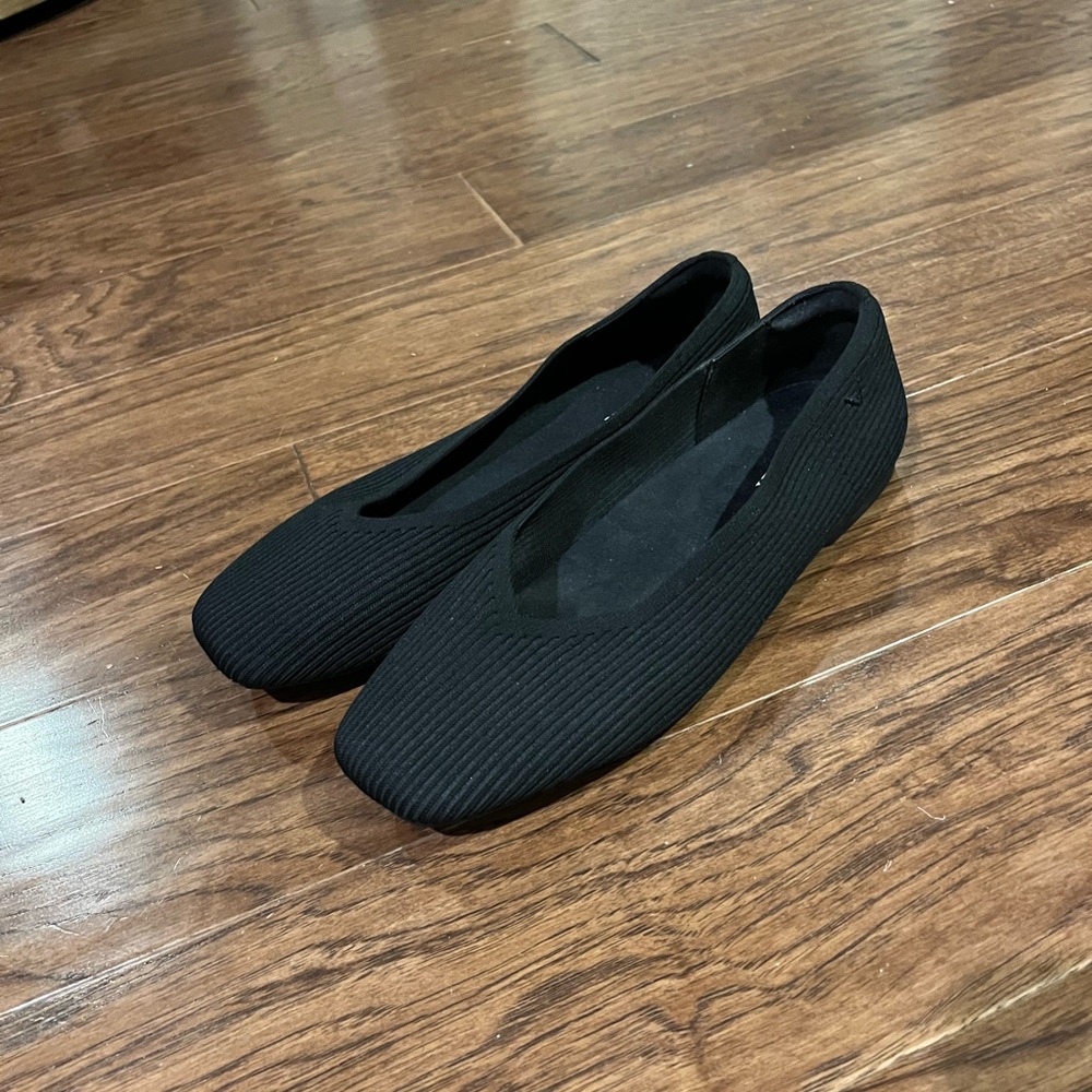 Vivaia Margot Walker Lightweight Square-Toe V-Cut Flats